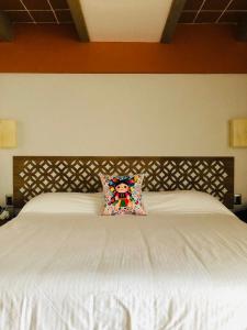almohada sobre la cama en Hotel La Mansión, en San José Iturbide
