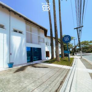 a building with a street sign in front of it at Bene Beach - Pousada Guarujá in Guarujá