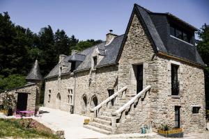 TreffléanにあるLe Manoir de Menglieuの黒屋根の古石造り