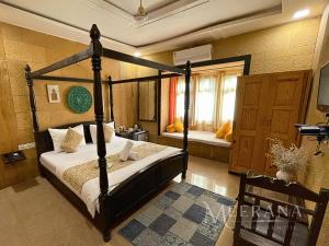 Schlafzimmer mit Himmelbett und Fenster in der Unterkunft Hotel Meerana in Jaisalmer