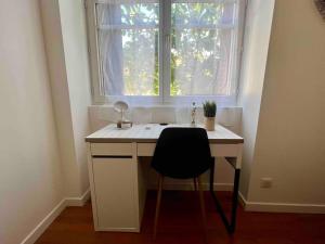 a desk with a chair in front of a window at Appartement Climatisé 4 personnes / Centre-ville in Besançon