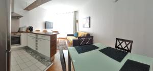 Kuchyňa alebo kuchynka v ubytovaní Business & Beach Appart moderne proche mer- 4 personnes, WIFI + 18 fotografií