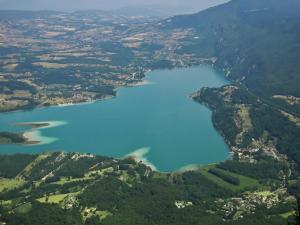 - une vue aérienne sur un lac dans les montagnes dans l'établissement Mobil Home 4 / 6 personnes, à Nances