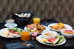 una tavola ricoperta di piatti di cibo e bevande di Maison Astor Paris, Curio Collection by Hilton a Parigi