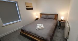 um quarto com uma cama com duas toalhas em Imperial Apartments. Brand New, 2 Bed In Goole. em Goole
