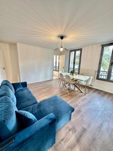 - un salon avec un canapé bleu et une table dans l'établissement Magnifique apartment in Paris / Bagnolet 101, à Bagnolet