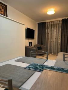 um quarto de hotel com duas camas e uma cadeira em Your perfect vacation em Roquetas de Mar