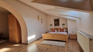 a bedroom with a bed and an arched doorway at Villa Siana in Bran