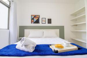 1 dormitorio con 1 cama con manta azul en JOA32 - 1 Suíte, Garagem, Climatizado, Wi-Fi, en Balneário Camboriú