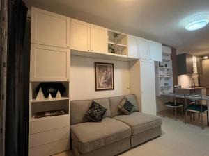 a living room with a couch in a room at Your perfect vacation in Roquetas de Mar
