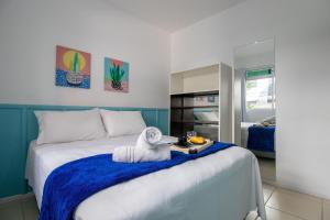 ein Schlafzimmer mit einem Bett und einem Handtuch auf einem Tablett in der Unterkunft JOA21 - 2 Dorm, Climatizado, Wi-Fi, Garagem in Balneário Camboriú