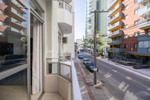 Blick auf eine Straße aus dem Fenster eines Gebäudes in der Unterkunft JOA21 - 2 Dorm, Climatizado, Wi-Fi, Garagem in Balneário Camboriú
