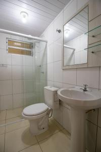 ein weißes Badezimmer mit Toilette und Waschbecken in der Unterkunft JOA21 - 2 Dorm, Climatizado, Wi-Fi, Garagem in Balneário Camboriú