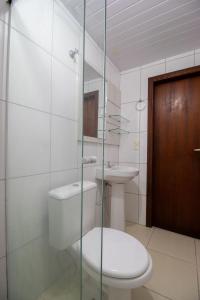 ein Badezimmer mit Toilette und Waschbecken in der Unterkunft JOA21 - 2 Dorm, Climatizado, Wi-Fi, Garagem in Balneário Camboriú + 25 Fotos