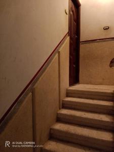Shaṭṭ `Ezbet el-Laḥm的住宿－شقة مفروشة للايجار ٩٠ م，通往门的楼梯