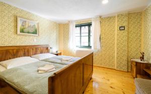 una camera con un grande letto in legno di Hostel Gabronka a Bistrica ob Sotli