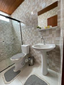 Um banheiro em Apt 2 Bedrooms-10 min from the pier-Vila do Abraao