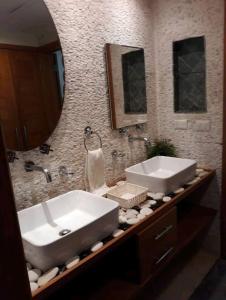 baño con lavabo grande y espejo en Apartamento Coson Bay Las Terrenas, en Las Terrenas