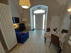 een woonkamer met een blauwe bank en een tafel bij Il faletto in Trani