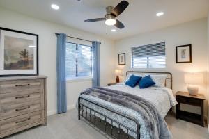 - une chambre avec un lit, une commode et une fenêtre dans l'établissement Scenic Prescott Escape with Private Hot Tub!, à Prescott