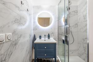 a bathroom with a sink and a shower at Appartement Cosy très proche Disney in Coupvray +16 photos
