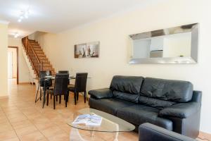 Posedenie v ubytovaní Villas y Apartamentos El Sultan