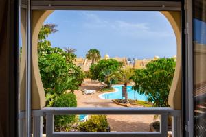 Bazén v ubytovaní Villas y Apartamentos El Sultan alebo v jeho blízkosti
