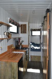 Kuchyň nebo kuchyňský kout v ubytování Twin Barn Shepherd’s Huts