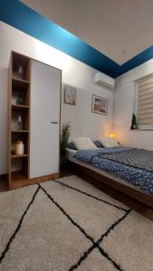 una camera con un grande letto e un soffitto blu di Apartman Jereza Prijedor a Prijedor