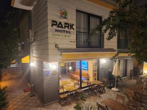 ein Gebäude mit einem Parkhotel mit Tischen und Stühlen in der Unterkunft Park Hotel Rooms & Apart in Antalya