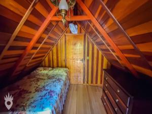 a bedroom with a bed in a attic at Chalé a beira de lago com churrasqueira em SP in Indaiatuba