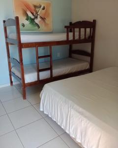 Двох'ярусне ліжко або двоярусні ліжка в номері Pousada Canto do Mar