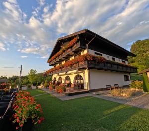 ein Gebäude mit Blumen auf der Seite in der Unterkunft Villa Siana in Bran