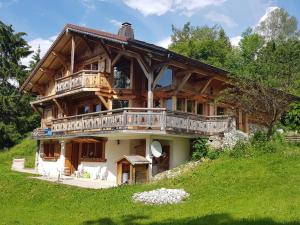 Arâches-la-Frasse的住宿－Chalet Arâches-la-Frasse, 6 pièces, 12 personnes - FR-1-572-30，一座位于山丘上的大型木屋,设有阳台