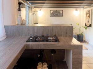 - une cuisine avec une table en bois et une cuisinière dans l'établissement Best Location in Sayulita - Walk to Everything, à Sayulita