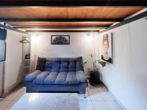 salon z niebieską kanapą w pokoju w obiekcie Best Location in Sayulita - Walk to Everything w mieście Sayulita