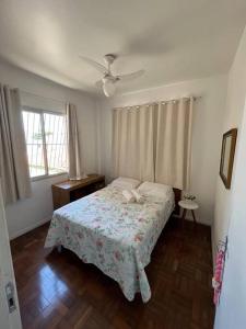 sypialnia z łóżkiem i oknem w obiekcie Aloha aluguel para temporadas w mieście Vitória
