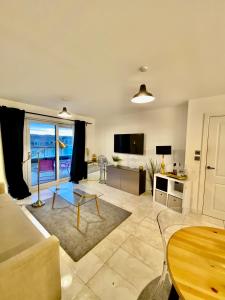 Ruang duduk di Captivating 1-Bed Apartment Greater London