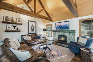 Posezení v ubytování Timber Grove at Tahoe Park - Gorgeous 4BR Cabin - Tahoe Park HOA, Pets OK, Near Skiing