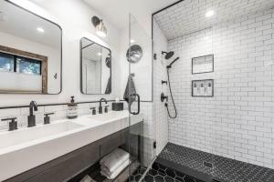 Koupelna v ubytování Timber Grove at Tahoe Park - Gorgeous 4BR Cabin - Tahoe Park HOA, Pets OK, Near Skiing + 18 fotografií