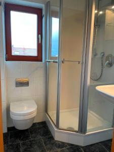 Ένα μπάνιο στο 1,5-Zimmer mit Duschbad, Gartenblick, Kühlschrank