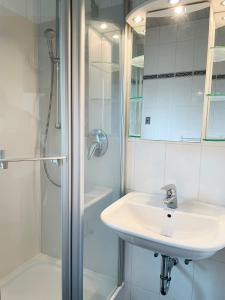 Ένα μπάνιο στο 1,5-Zimmer mit Duschbad, Gartenblick, Kühlschrank