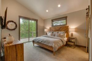 Katil atau katil-katil dalam bilik di Sunrise Abode at Tahoe Donner - Luxurious New Build, Soaking Tub, HOA Amenities