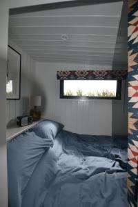 Postel nebo postele na pokoji v ubytování Twin Barn Shepherd’s Huts