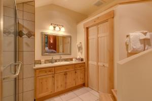 Ένα μπάνιο στο West Pine Cabin on the West Shore by Tahoe Getaways - 2 BR w 2 Bonus Rooms, Hot Tub, Pool Table & Pet Friendly +16 φωτογραφίες