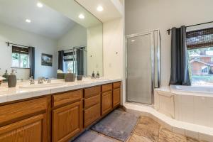 O baie la Wolf Den - Bright Open Concept 3 Bedroom- Hot Tub, Pet-Friendly, Minutes from Skiing! +20 fotografii