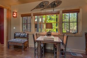 uma sala de jantar com mesa, cadeiras e janelas em New Listing! West Shore Bliss - 4BR, Private Hot Tub em Tahoe City