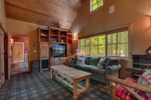 uma sala de estar com um sofá e uma mesa em New Listing! West Shore Bliss - 4BR, Private Hot Tub em Tahoe City
