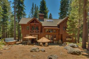 uma grande casa de madeira no bosque com árvores em New Listing! West Shore Bliss - 4BR, Private Hot Tub em Tahoe City