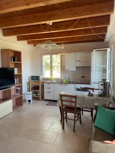 une cuisine avec une table et une salle à manger dans l'établissement La casa dell'ulivo, à Imperia